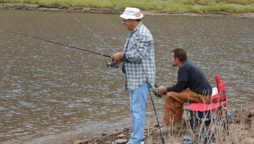 两个人在钻石谷湖边钓鱼